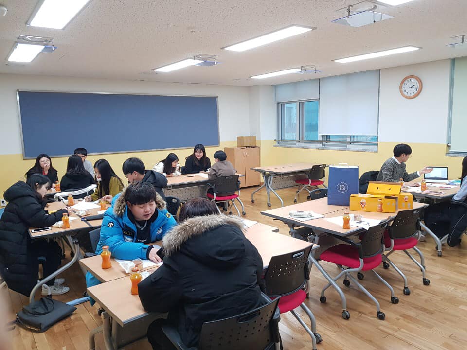 1월 15일. 소담고등학교에서 2번째 멘토링을 진행했습니다. 이번 시간에는 간식을 먹으며 멘토와 멘티가 에너지를 충전하는 시간을 가지고 시작했습니다. · 1