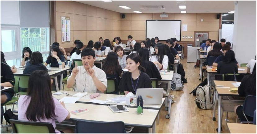방학 중 멘토링에서 대학생 멘토와 학생들이 상담하는 모습