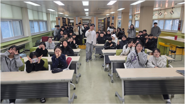 학교별 맞춤 멘토링에 참여한 학생들과 대학생 멘토의 단체 사진