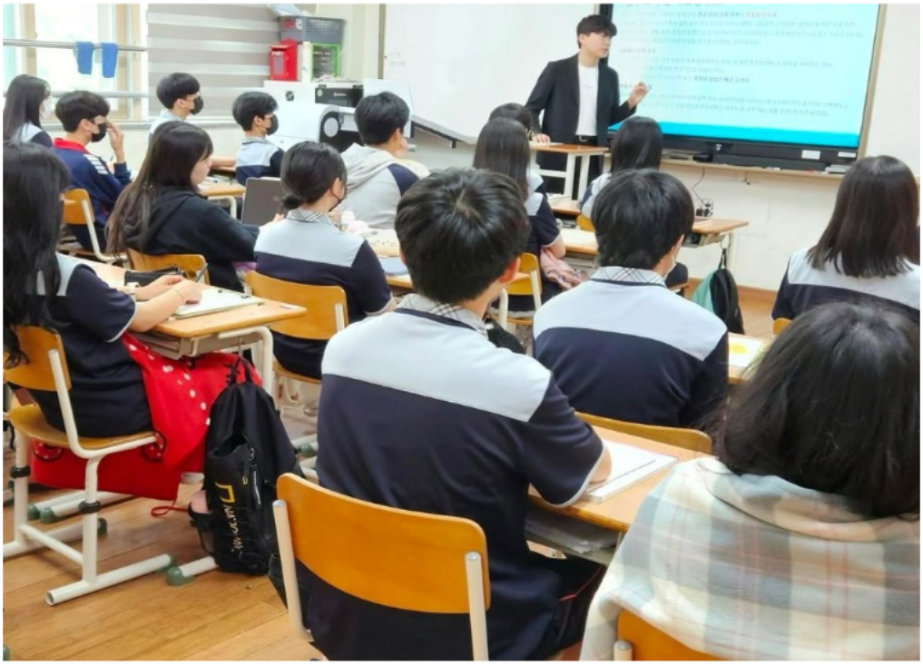 학교 교실에서 학생들에게 진로·진학 경험을 전하는 대학생 멘토