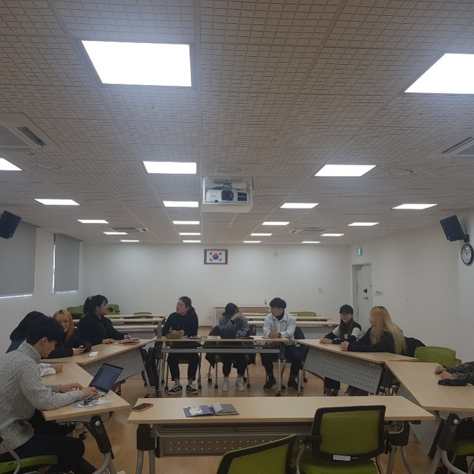 4기 활동을 마친 대학생 멘토들이 함께 회의하는 모습